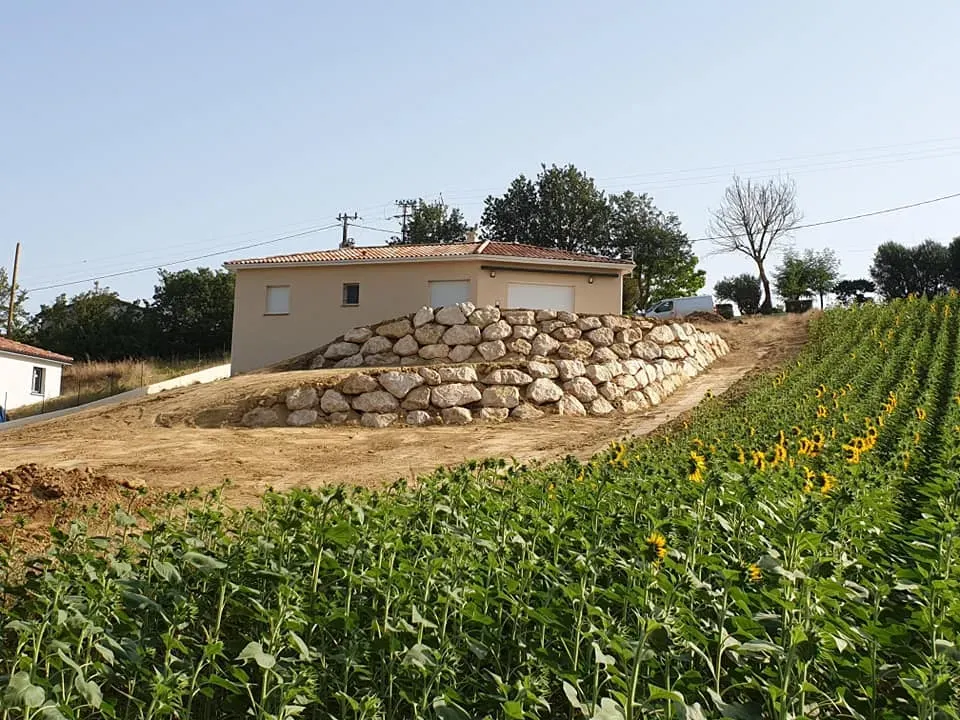 Enrochement maison jardin